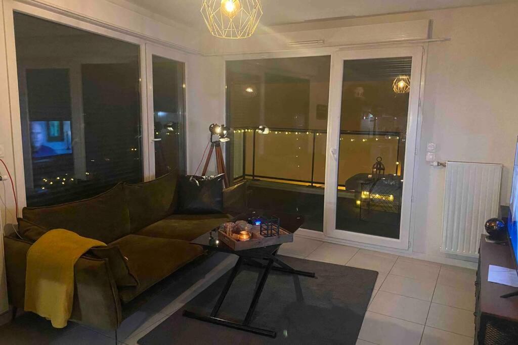 Meyzieu : Superbe Appartement Tres Cosy. メイジュー エクステリア 写真