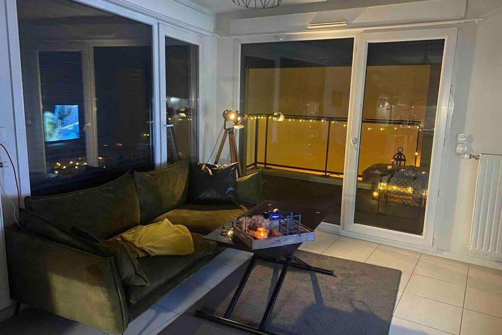 Meyzieu : Superbe Appartement Tres Cosy. メイジュー エクステリア 写真